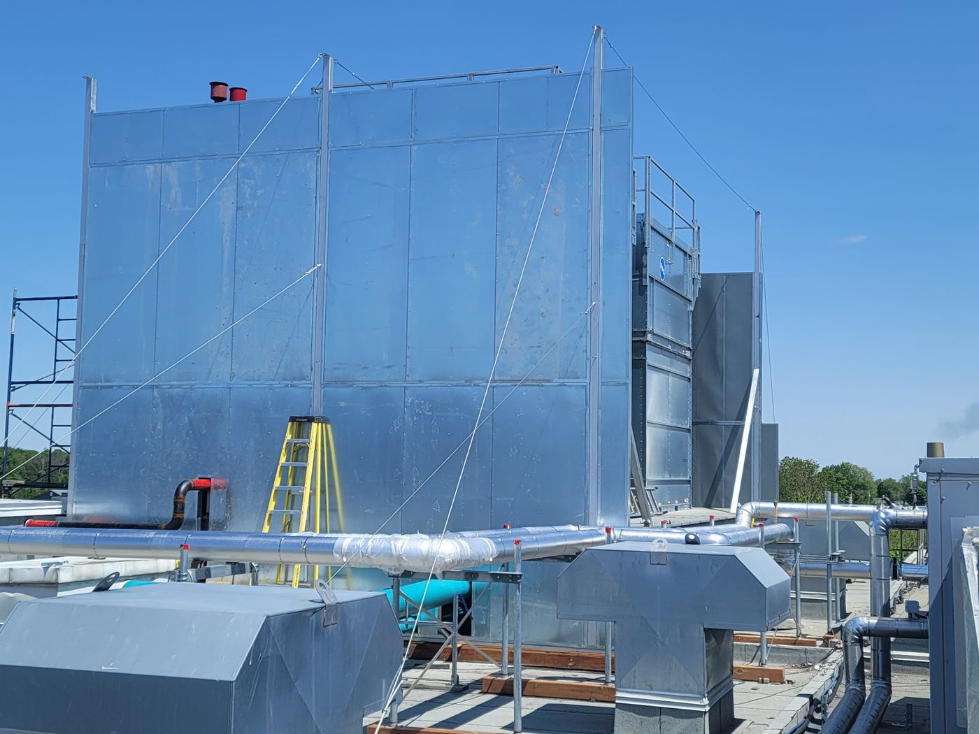 Écran acoustique de grande hauteur autour d'équipements de toiture