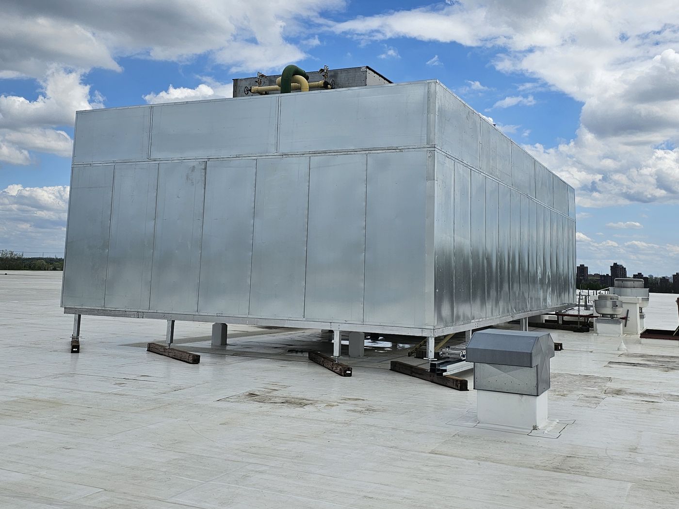 Écran acoustique sur structure surélevée
