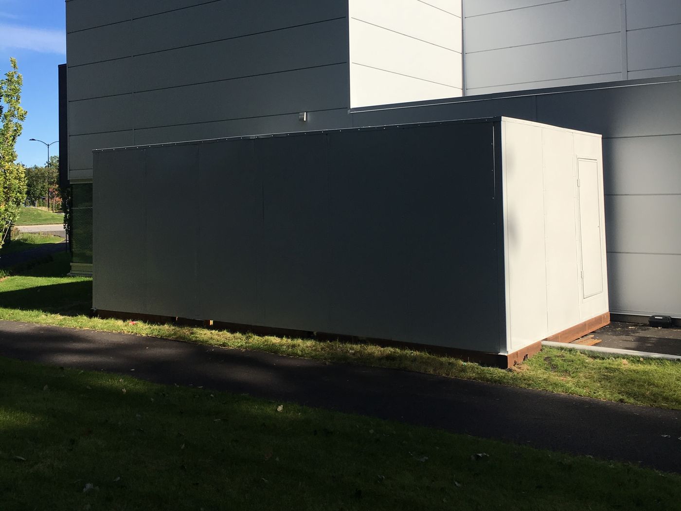 Mur acoustique au sol, le long d'un bâtiment