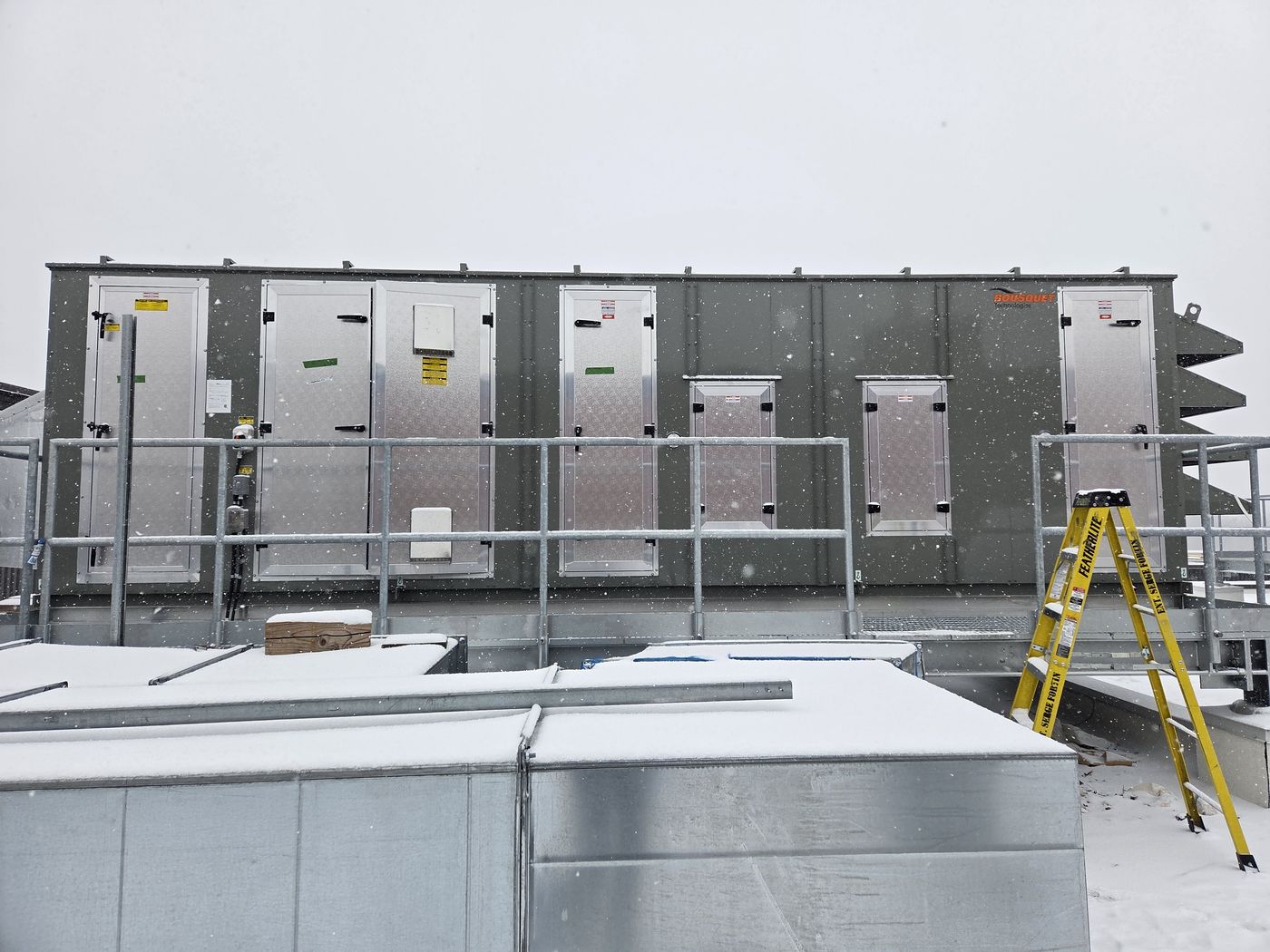 Unité de traitement d'air installée sur rails anti-vibration