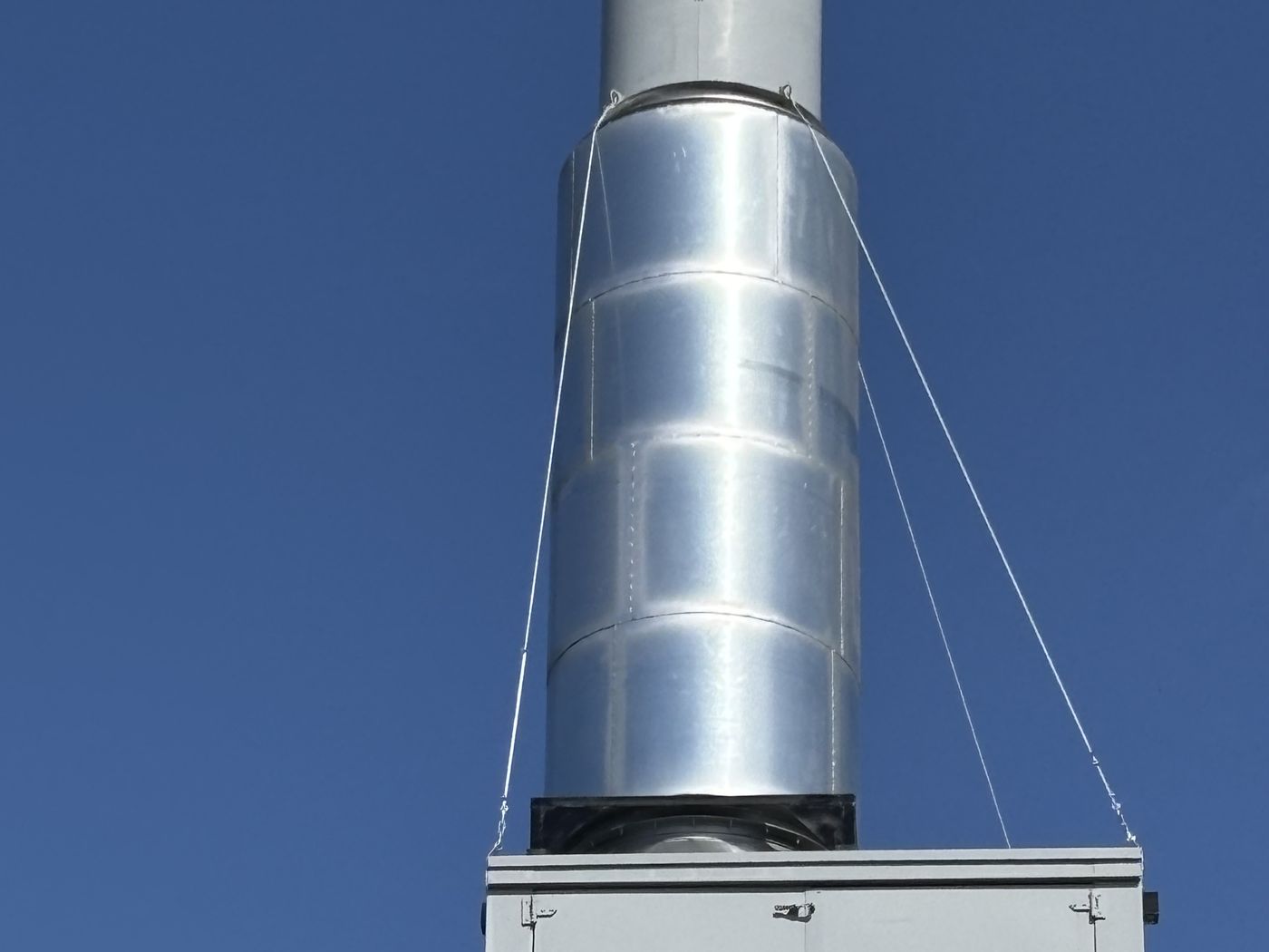 Silencieux acoustique rond installé à la sortie d'un équipement