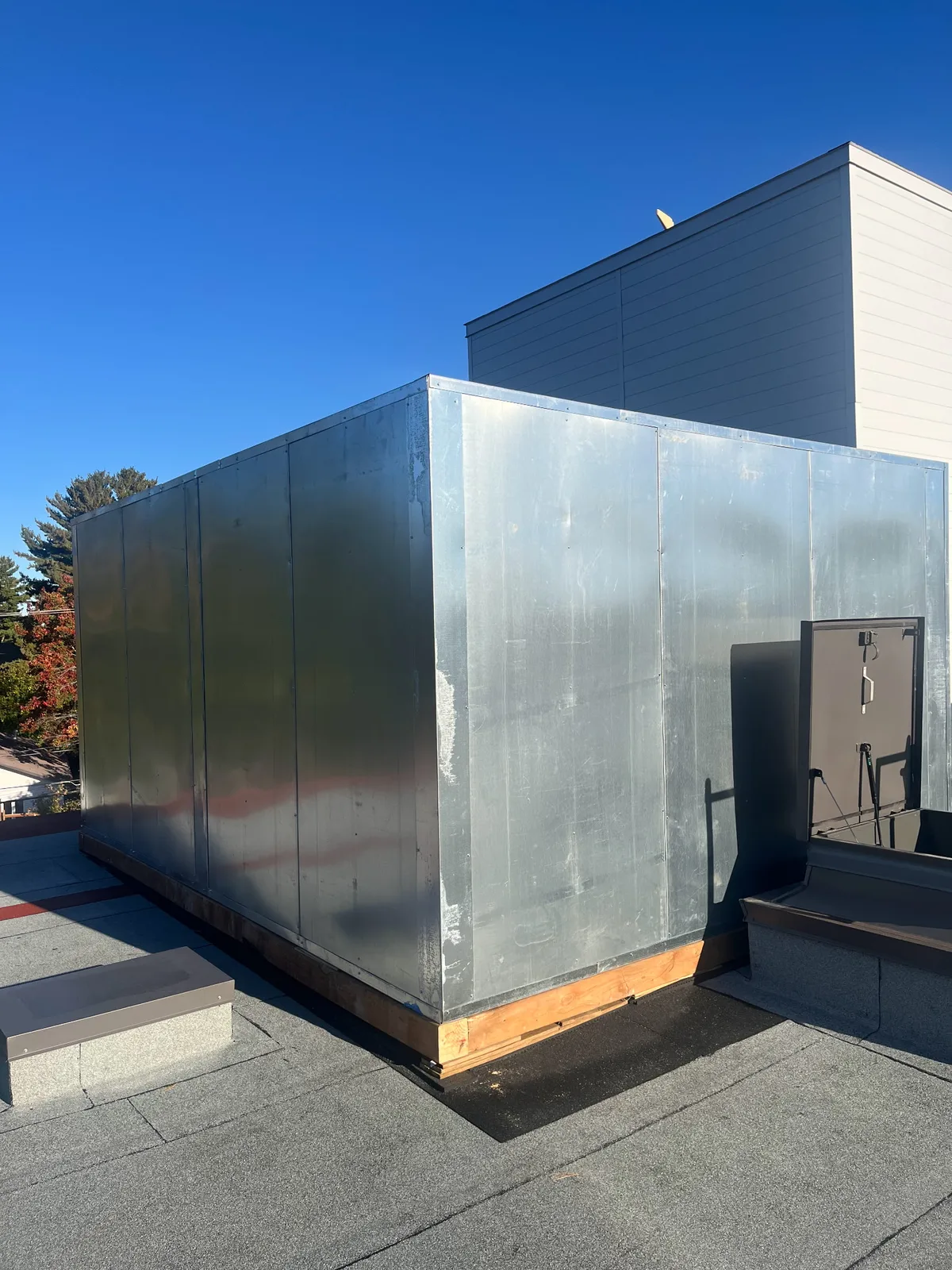 Mur acoustique Deflection installé autour d'un équipement mécanique en toiture